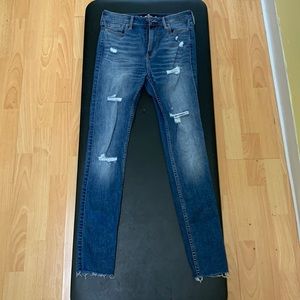 HOLLISTER ULTRA HIGH RISE SUPER SKINNY DISTRESSED JEANS (5R)